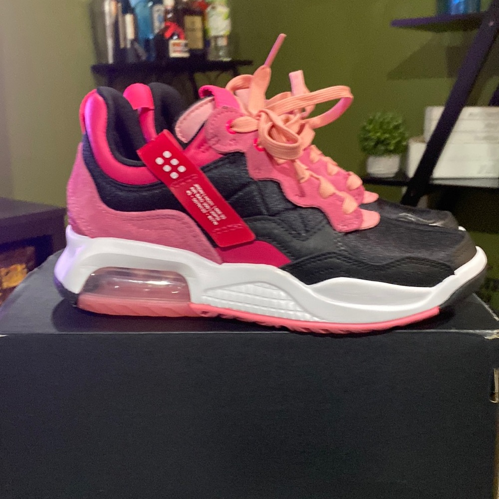 Jordan MA2 black/pinsickle-rush pink. Worn twice. Womens Sz7/Big Kids Sz 5